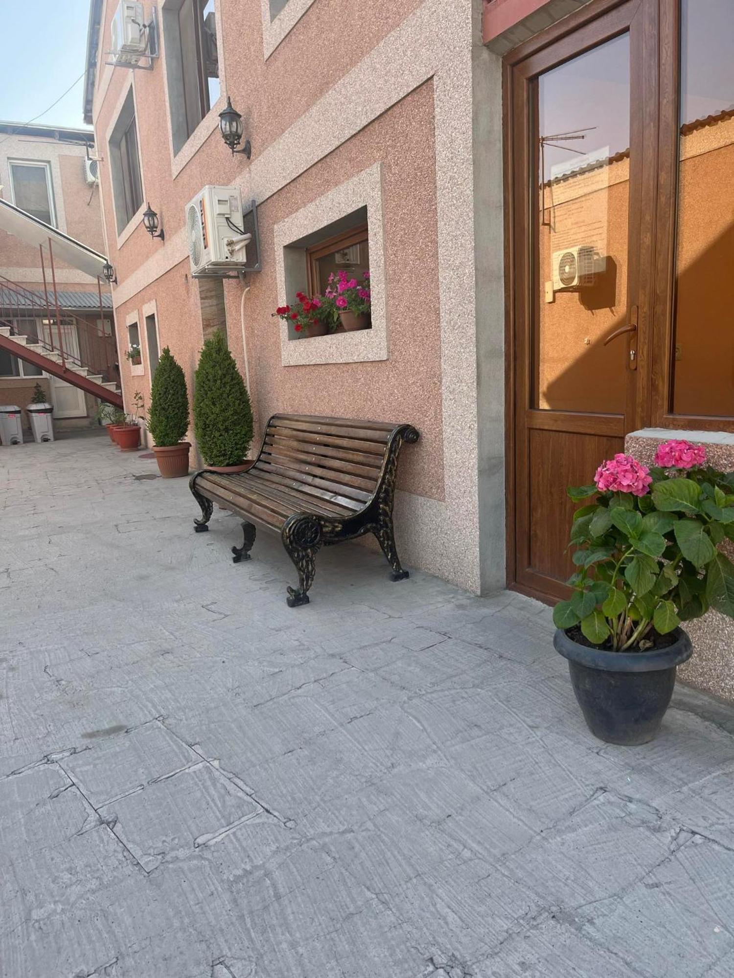 Styopa Hotel Ереван Екстериор снимка
