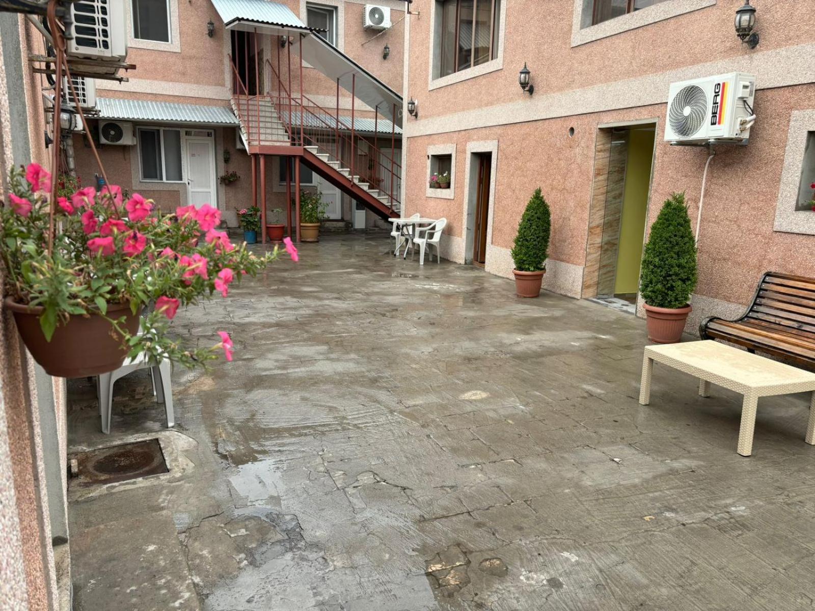 Styopa Hotel Ереван Екстериор снимка