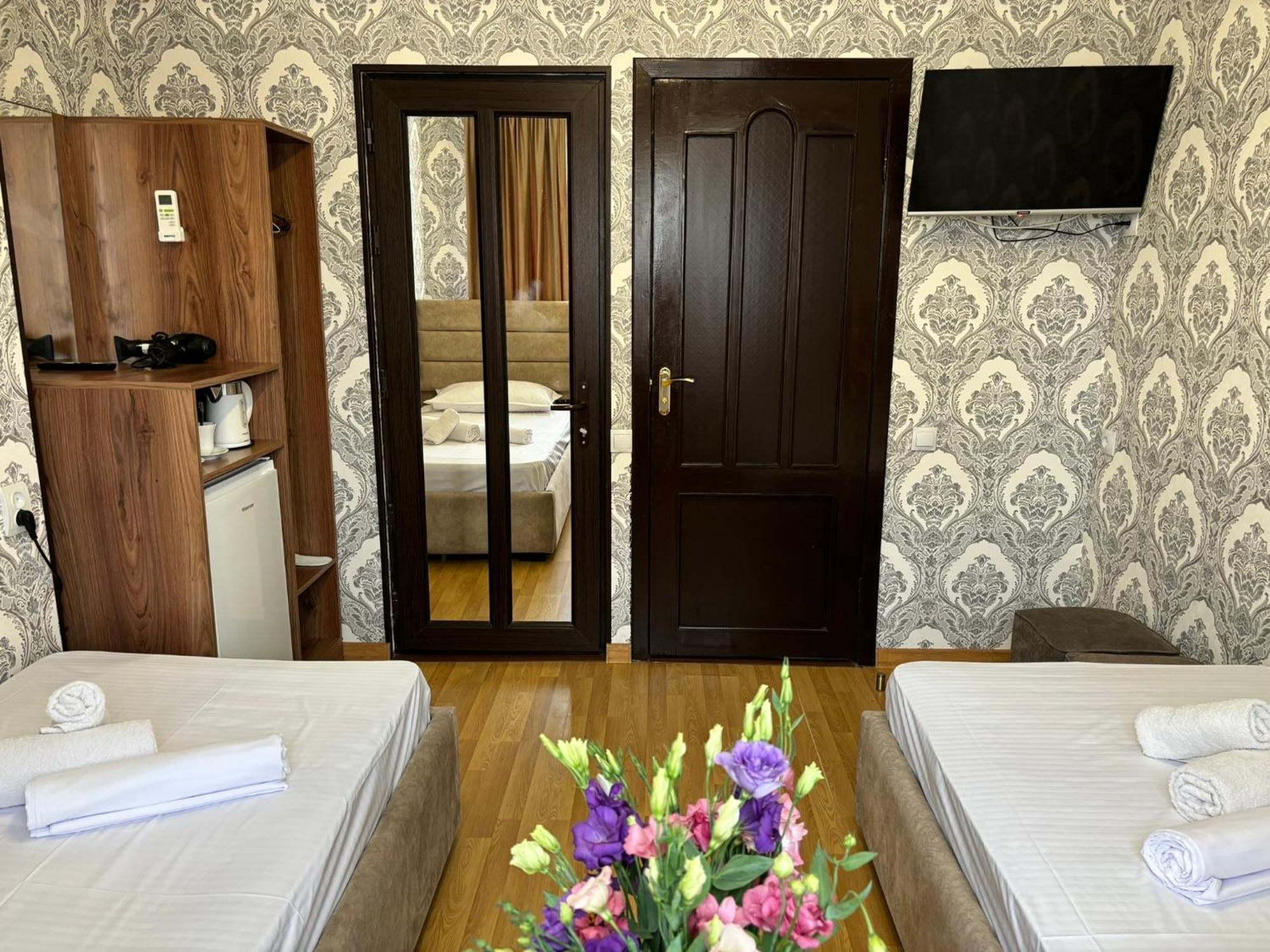 Styopa Hotel Ереван Екстериор снимка